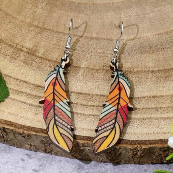 NEW EMERY ROSE Feather Drop Earrings - Picture 3 of 3